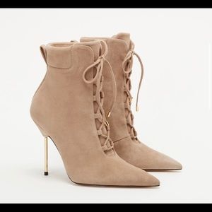 Good American Scandal Bootie in size 7.5